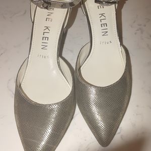 Anne Klein filed sz 10.5 gold heels